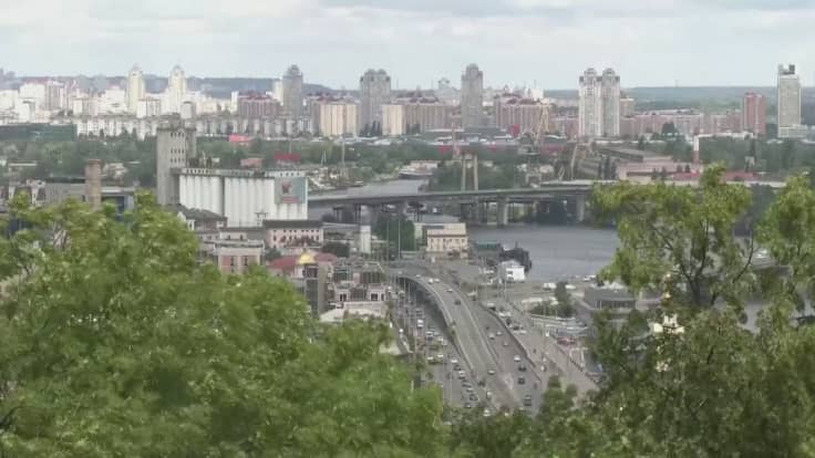 Kiova leijailee sodan ja rauhan välissä