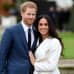 Prins Harry och Meghan Markle poserar inför fotografer.  