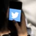 Twitterin logo puhelimen näytöllä.