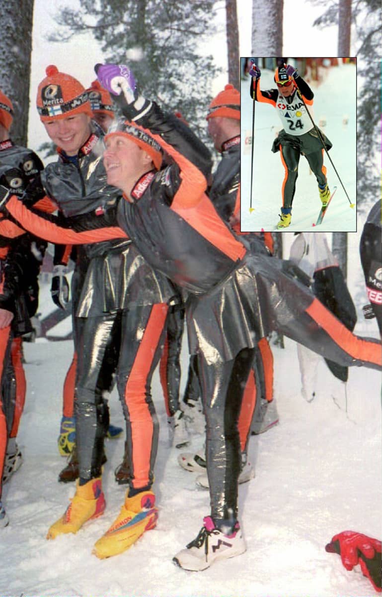 Tuulikki Pyykkönen ja Kati Pulkkinen esittelevät naisten hiihtoasua Sotkamossa 1995.
