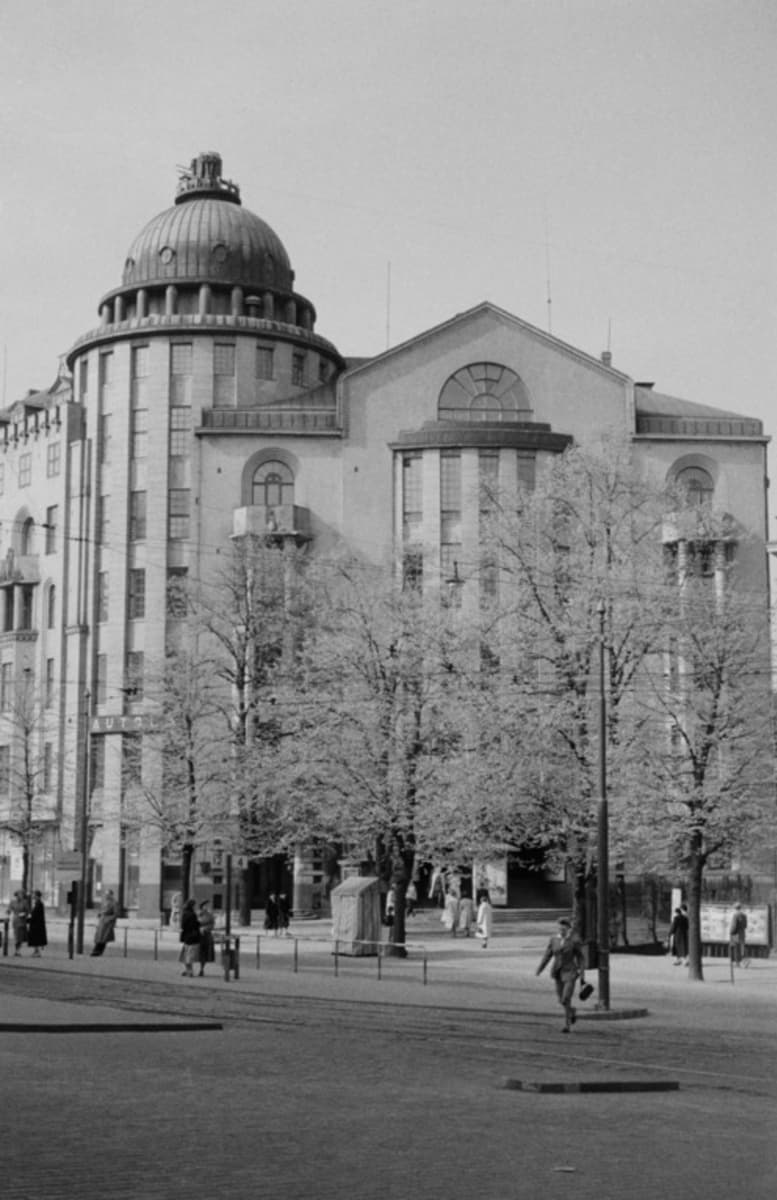 Uusi ylioppilastalo on arkkitehti Armas Lindgrenin ja Wivi Lönnin vuonna 1909 suunnittelema rakennus, jota korotettiin vuonna 1924 Lindgrenin ja toisen arkkitehdin, Bertel Liljeqvistin, suunnitelmien mukaan. Siinä on toiminut hotelli vuosina 1924-1968.