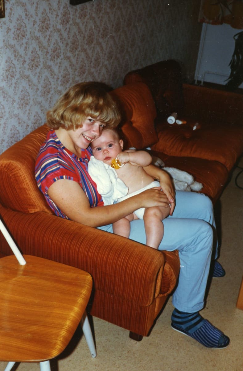 Jonna Christensen vauvana äitinsä sylissä.