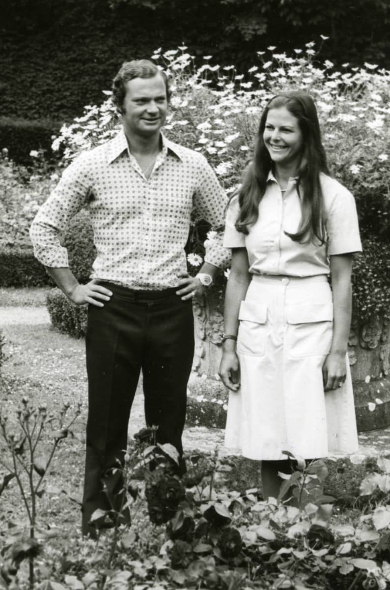 Kuningas Kaarle Kustaa ja kuningatar Silvia nuorina puutarhassa. 