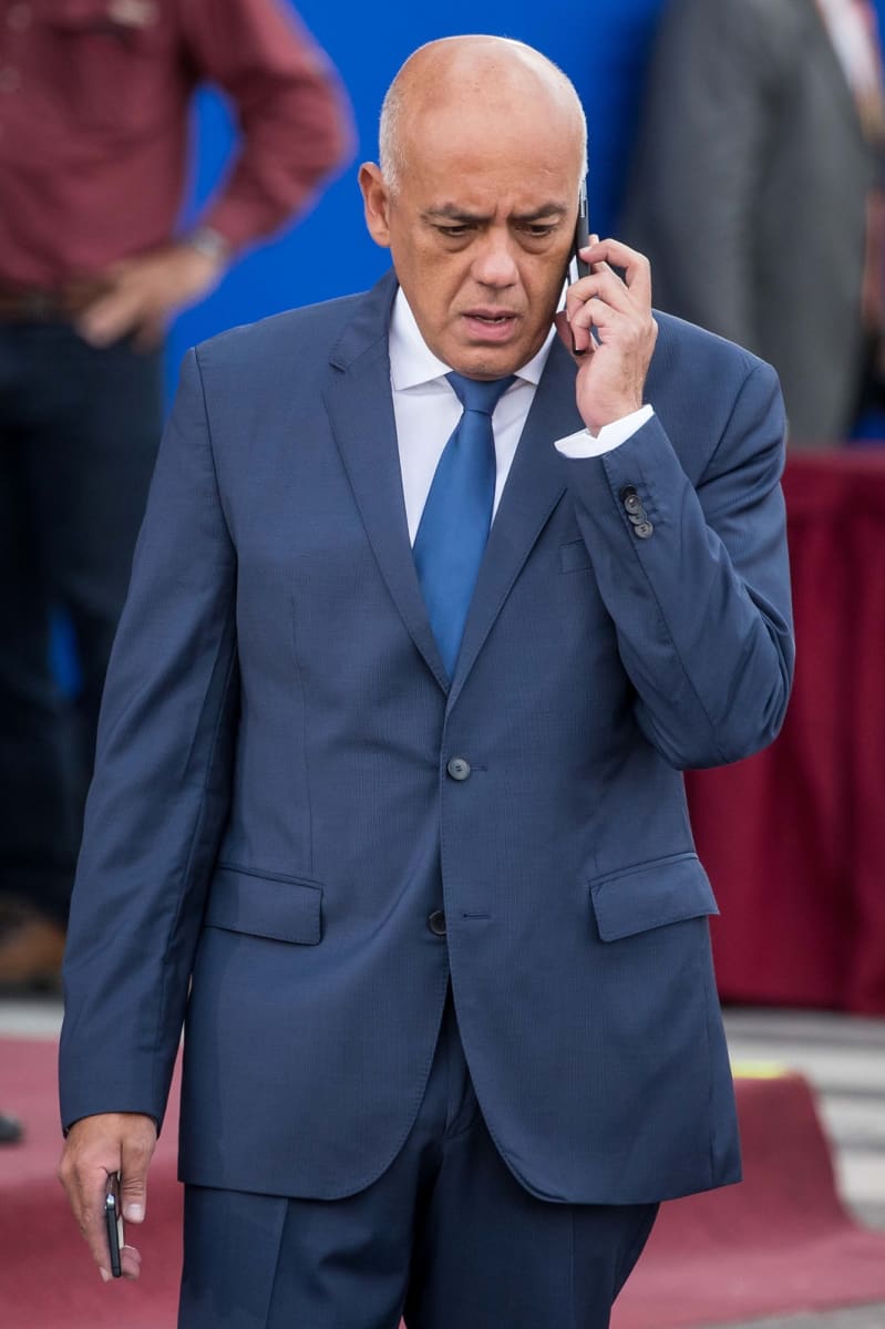 Venezuelan tiedotusministeri Jorge Rodriguez puhuu kännykkään 5.8.2018 Caracasissa heti räjähdeiskun jälkeen.