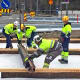 Työmiehiä asentamassa Tampereen raitiotien ensimmäistä raidetta Hervannassa