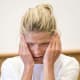 Therese Johaug itkee tiedotustilaisuudessa.