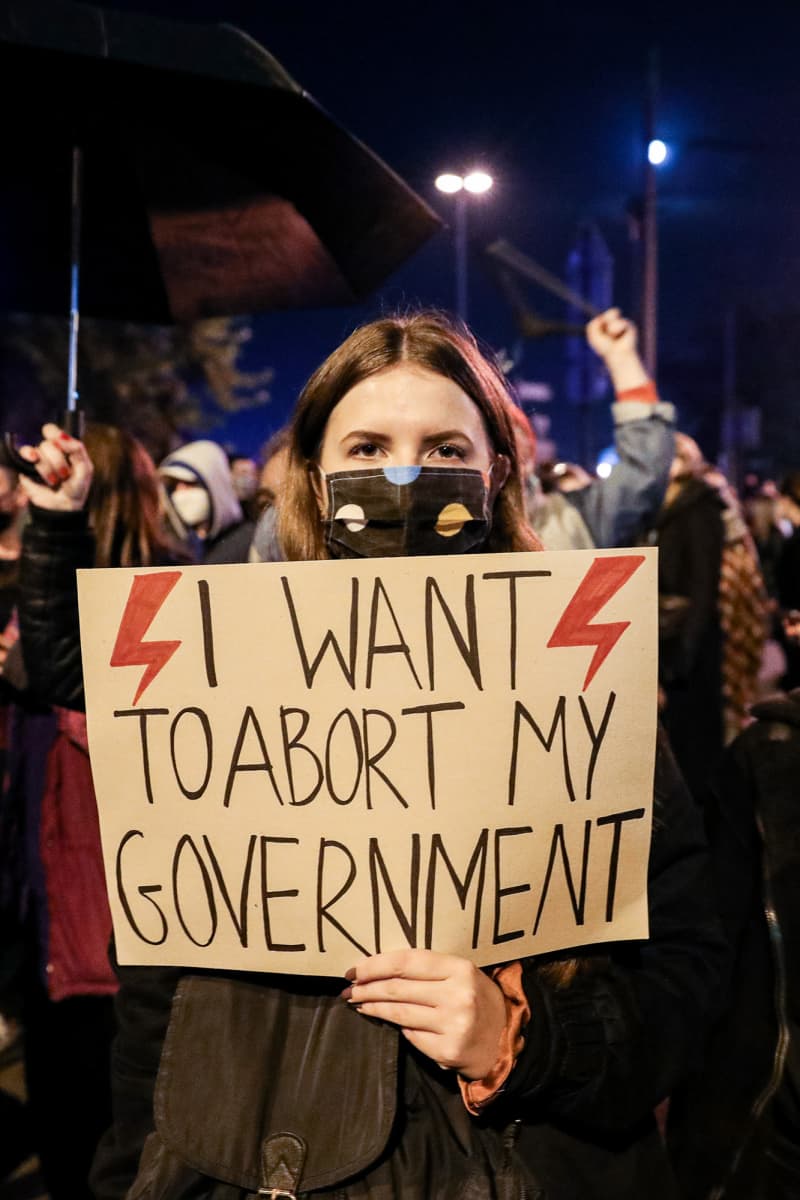 Puolalainen mielenosoittaja osoittaa mieltään aborttilakia vastaan.