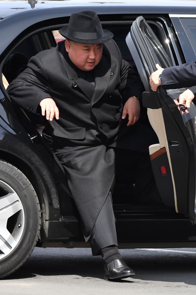 Kim Jong-un ponnisti ulos limusiinistaan Vladivostokissa torstaina.