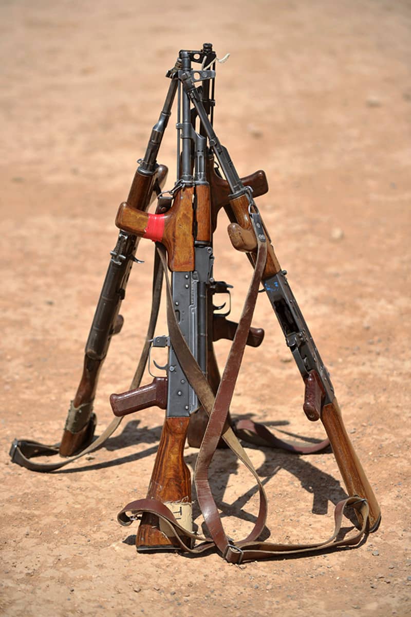 Neljä AK-47:aa yhdysvaltalaisten sotilaiden ampumaradalla Helmandin alueella, Afganistanissa.