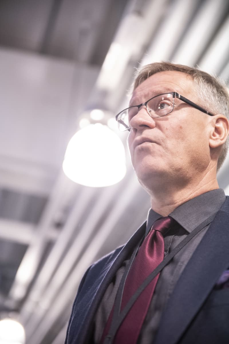 Savon koulutuskuntayhtymän johtaja Heikki Helve seisoo ja katsoo ylöspäin.