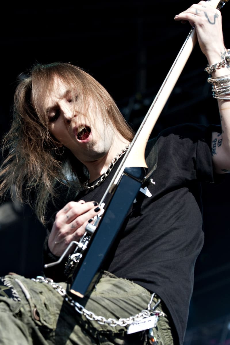Children of Bodom -yhtyeen Alexi Laiho soittaa kitaraa.