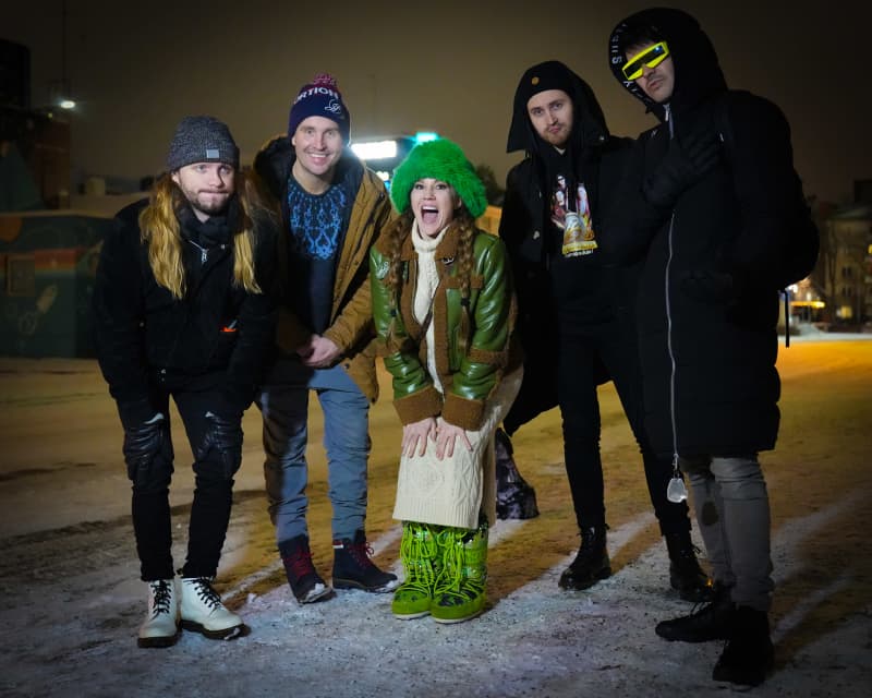 Portion Boys на вулиці біля станції Tikkurila.