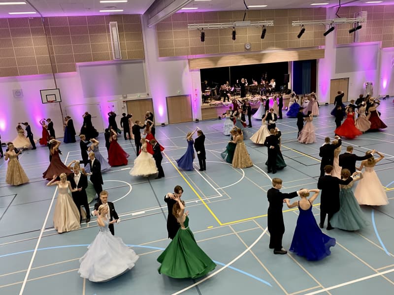 High school students danced in the gymnasium in Oldies' dances.
