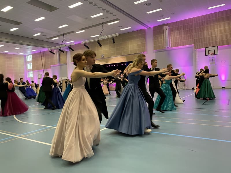 In the photo, Anni Koskinen and Aki Tillgren are dancing tango, both from Lahti high school Gaudia.