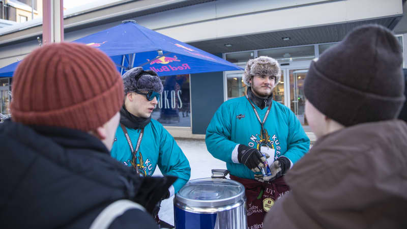 У студентському заході Poronkusema організатори Самуель Мякінен та Аку Вестерхольм інструктують учасників щодо завдань.