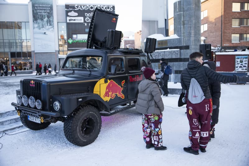 На студентському заході Poronkusema машина з логотипами RedBull грає музику, а студенти тусуються біля машини.