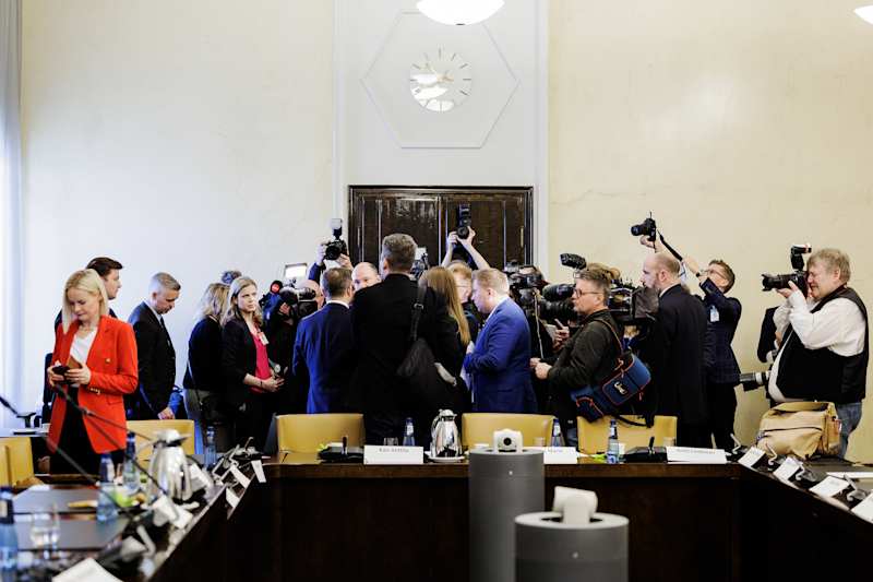 Петтері Орпо посеред засобів масової інформації, кусайте назовні.