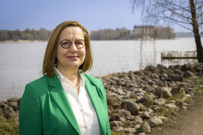 Sari Mäkelä by the sea.