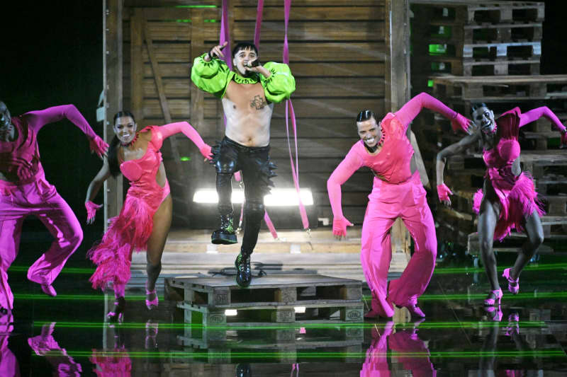 The wrapper performs with his background dancers.