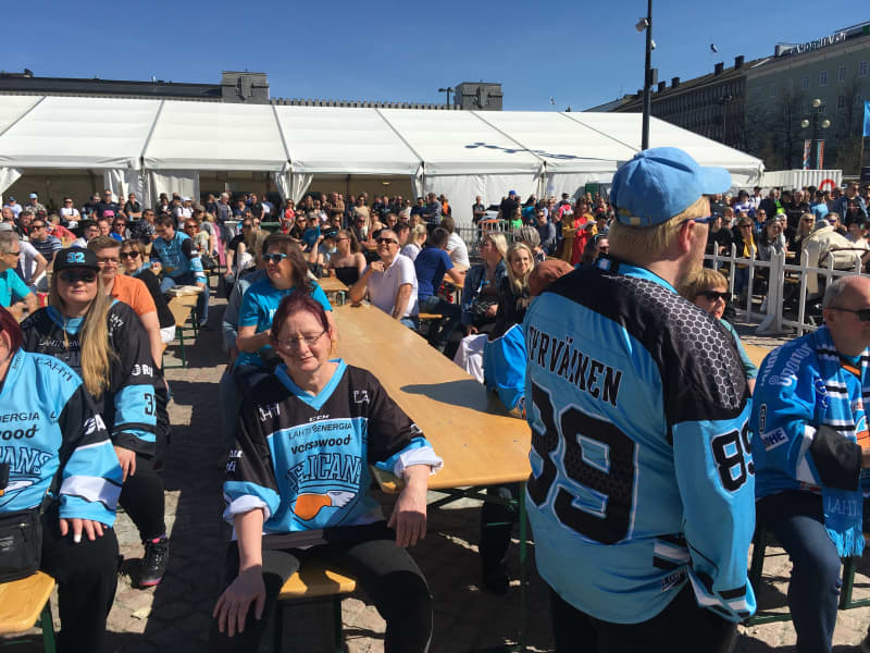 Audience at the Lahti Pelicans medal ceremony
