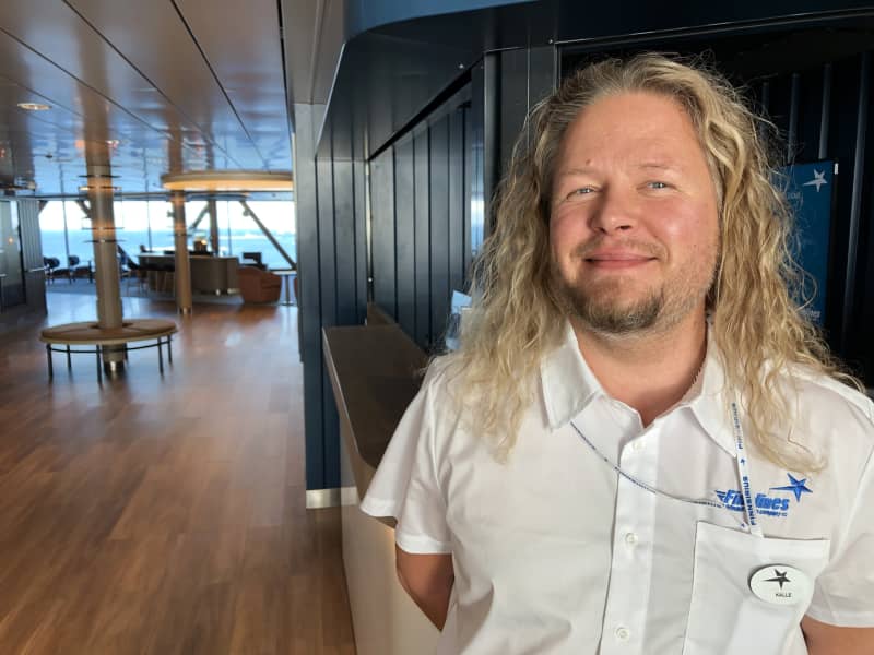 Реєстратор Калле Сойлува стоїть у вестибюлі корабля Finnsirius.