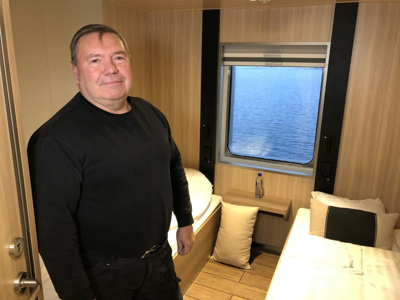 Професійний водій Кім Вендел біля дверей своєї каюти на кораблі Finnsirius.