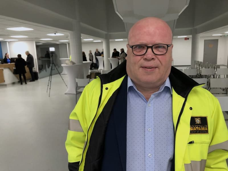 Комерційний та операційний менеджер порту Наанталі Йрьо Вайніала стоїть на терміналі Наанталі.