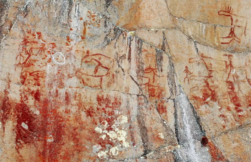 Pictures of deer and hunters painted in the rocky rock.