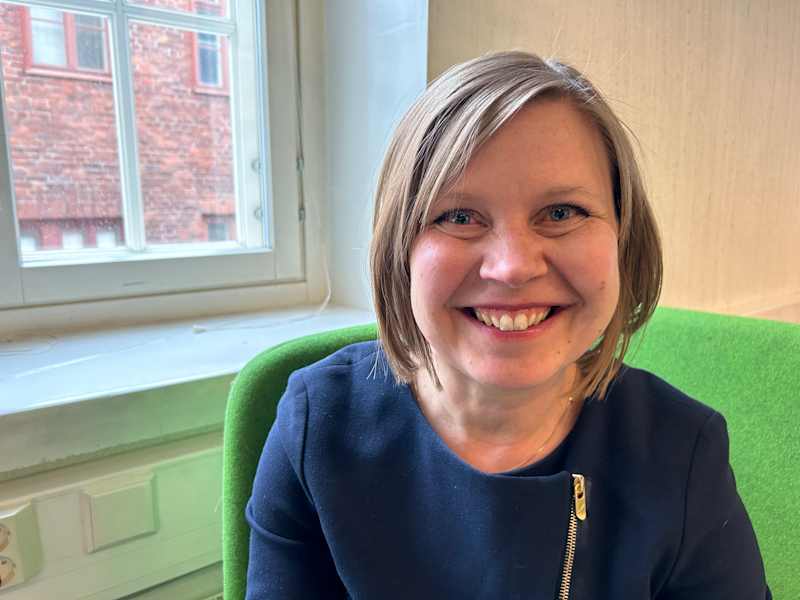 Anne Vanhala, the new CEO of the Häme Chamber of Commerce, looks at the camera.