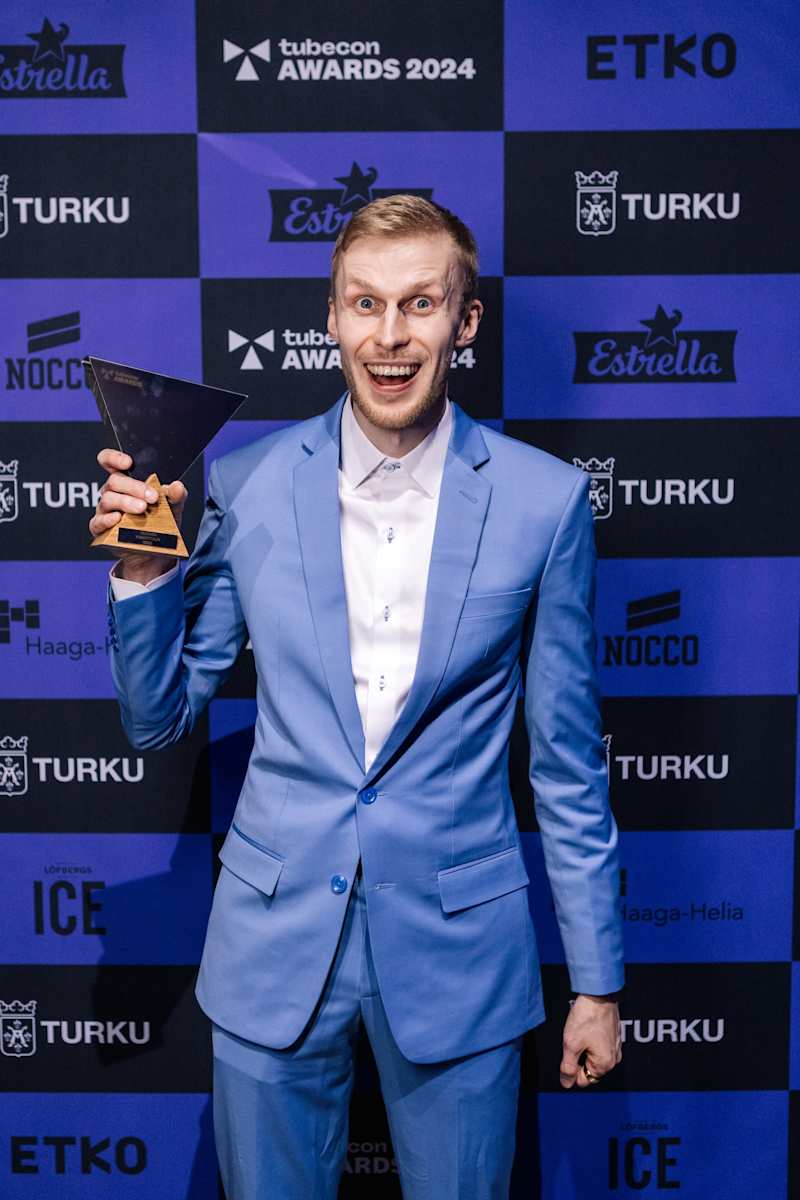 Blue -dressed Roni Bäck in his hand award.
