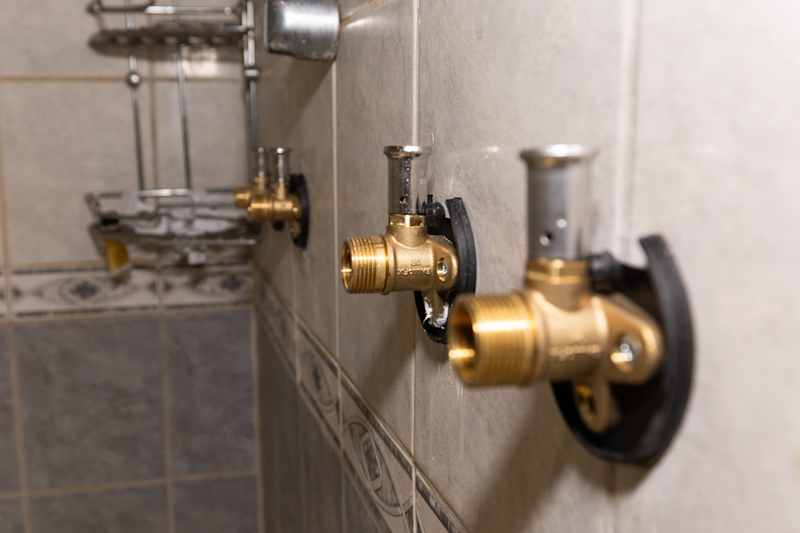 Отдельная вода для ванной комнаты от стены установлена \u200b\u200bна стене.