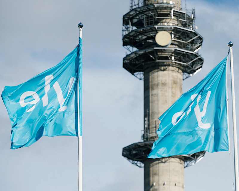 Прапор YLE тремтить у салоні.