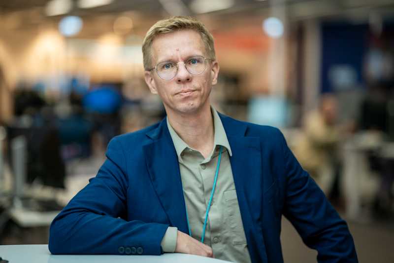Пану Поккінен дивиться на камеру.