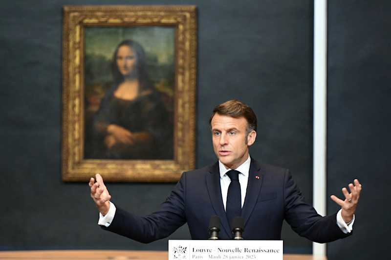 Президент Франції Еммануель Макрон у Луврі перед живописом Мона Ліза.