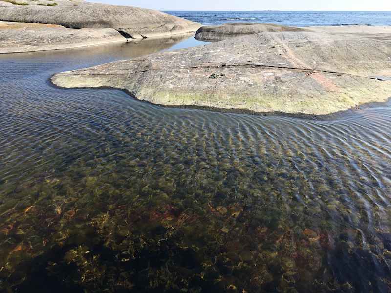 Яркое море и камень в солнечную погоду.