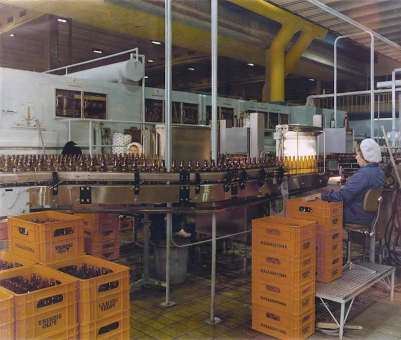 В 1970 -х годах напиток на линии розлирования на заводе Oy Lahti.