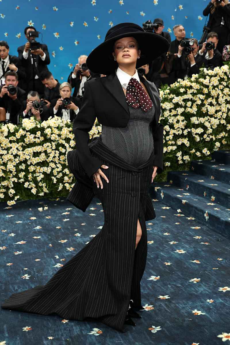 Rihanna I Dräkk Med Lång Kjol Och Kortklippt Kavaj.