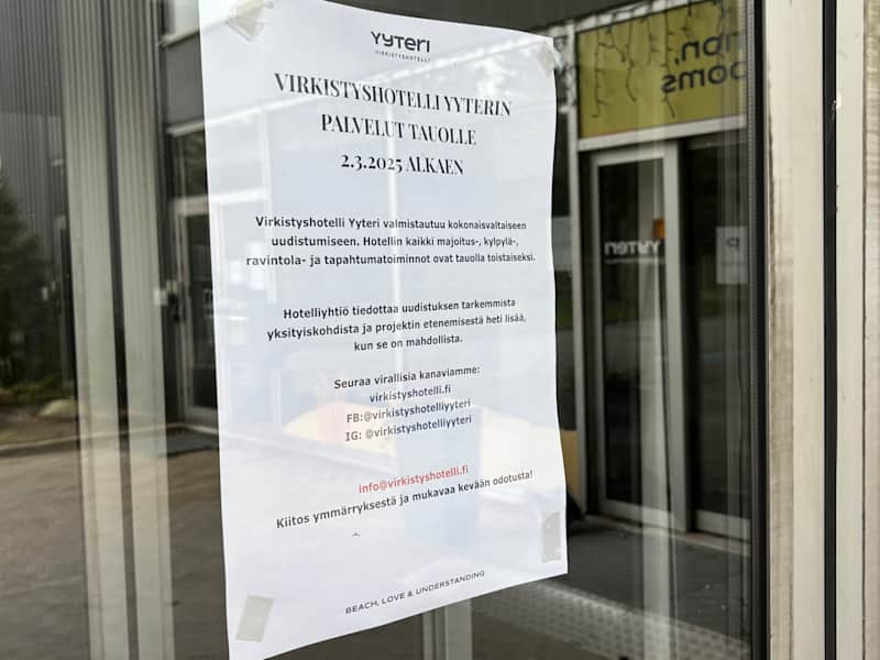 Notice of a temporary closed being at the Yyter Spa Hotel door.