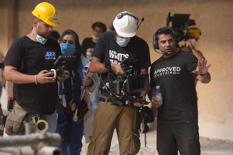 The director explains the scene to the photographer in the filming of the film.