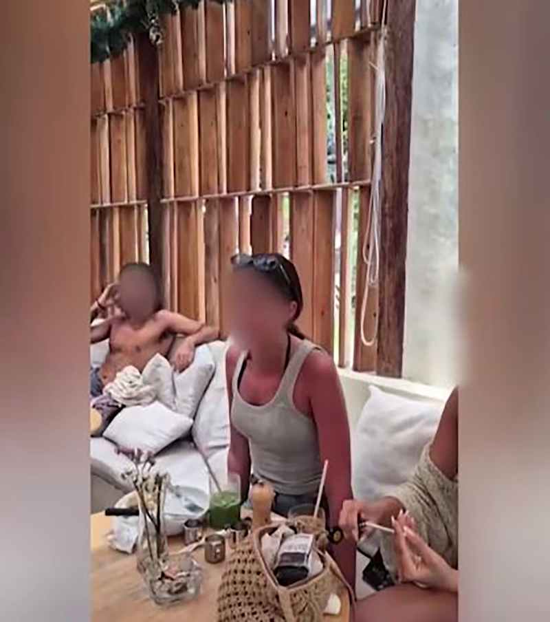 Молодые туристы в баре в Таиланде. Лицо размыто.