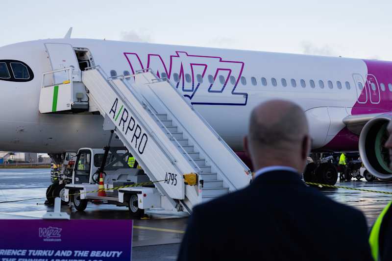 An airplane with texten Wizz.