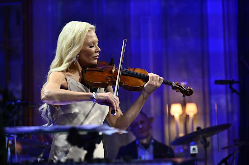 Linda Lampenius performed at the continuation of Linna's celebrations.