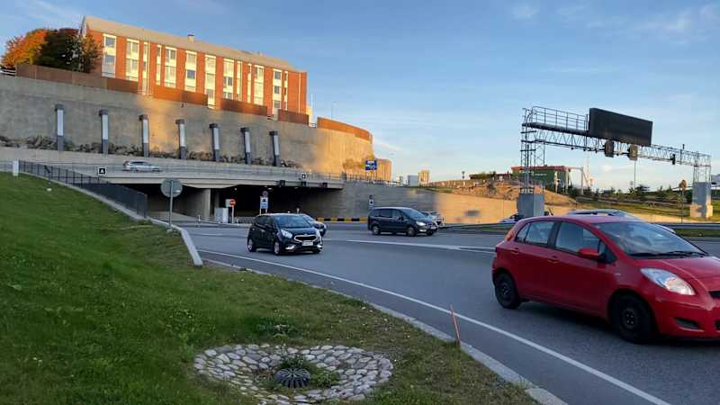 Traffic at the mouth of the Tampere beach tunnel in Naistenlahti