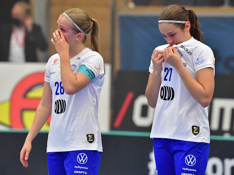 Veera and Oona Kauppi are crying.