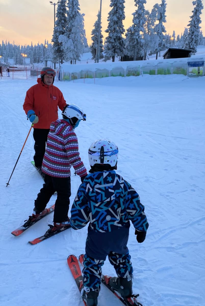Lasten hiihtokoulua Rukalla.