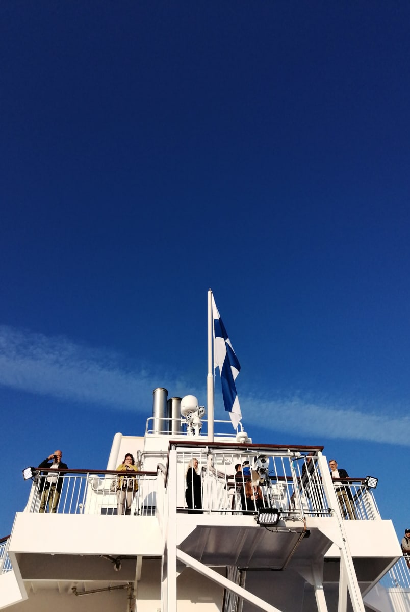 Suomen lippu liehuu laivan kannella