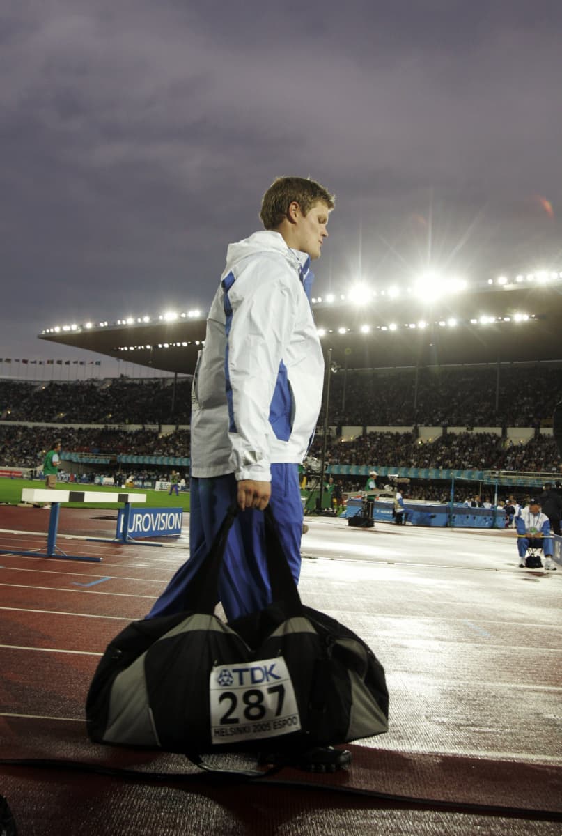 Pettynyt Olli-Pekka Karjalainen poistumassa Helsingin olympiastadionilta MM-kisoissa 2005. Karjalainen sijoittui finaalissa viidenneksi, mutta myöhemmin ilmenneet dopingkäryt nostivat hänet hetkellisesti kolmanneksi. Pronssi karkasi kuitenkin urheilun ylimmässä oikeusasteessa.