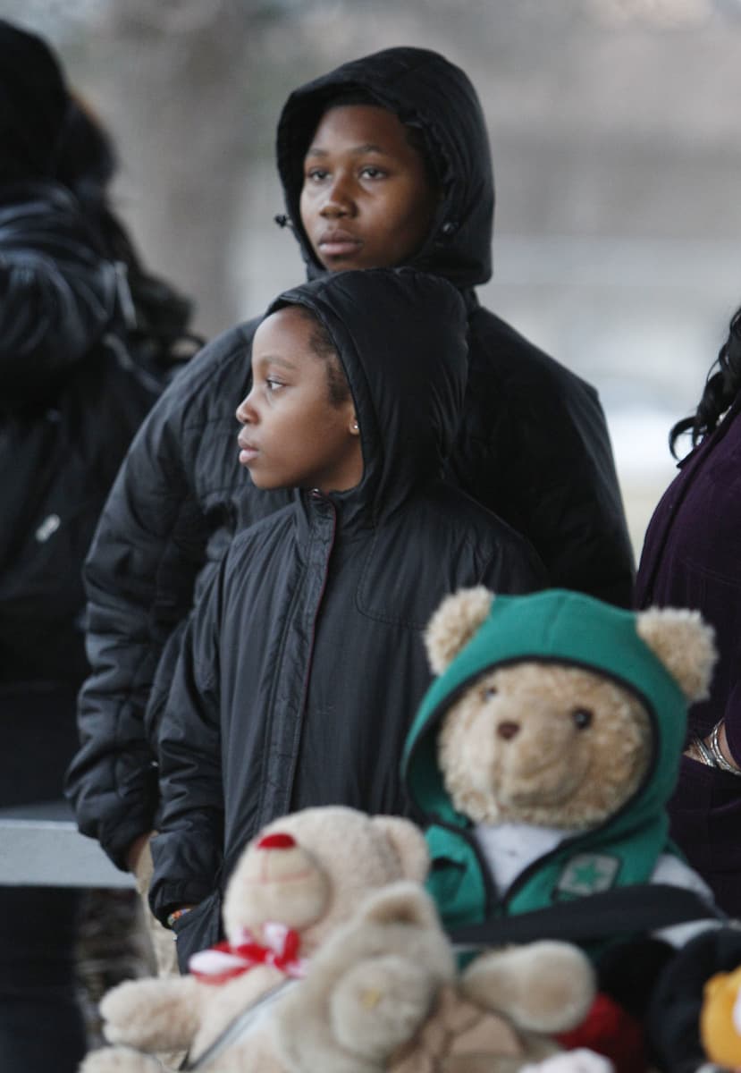 10-vuotias Maurice McAdams-Sledge ja hänen veljensä Isis McAdams-Sledge seisovat pehmolelukokoelman takana mielenosoituksessa, joka järjestettiin 12-vuotiaan Tamir Ricen surman kunniaksi Clevelandissa Ohiossa 24.11.2014. 