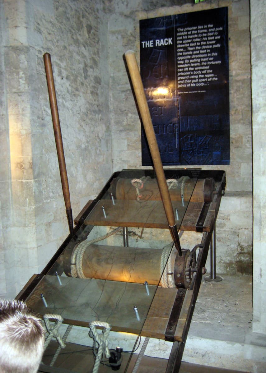 Kidutusväline "The Rack" Towerin linnassa Lontoossa. Väline, johon kidutettava kiinnitettiin jaloistaan ja käsistään.