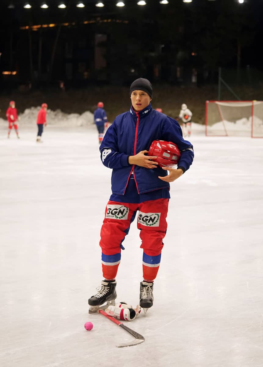 Kevin Larsson poseeraa jääpallokentällä.